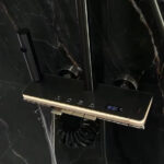 Dush Panel Inox me LED & Ekran Digjital – Prakticitet modern, rehati dhe dizajn elegant