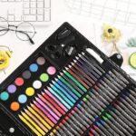 Set Arti 150 Pjesë – Markera, Lapsa, Crayon, Pastel & Akuarela me Valixhe (për Fëmijë & Fillestarë)